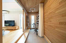 ヤマト住建株式会社の施工事例「土間玄関とLDKが繋がる木に包まれた住まい」の画像1