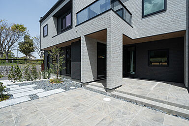 ヤマト住建株式会社の施工事例「内外がシームレスに繋がる、明るく暖かい家住まい」の画像10