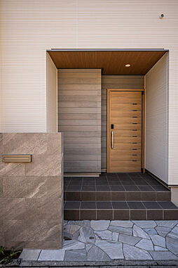 ヤマト住建株式会社の施工事例「無垢床が心地よい、縦にも横にも繋がる+αの先進的な住まい」の画像