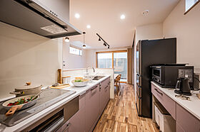 ヤマト住建株式会社の施工事例「無垢床が心地よい、縦にも横にも繋がる+αの先進的な住まい」の画像2