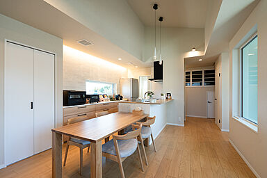 ヤマト住建株式会社の施工事例「和歌山県和歌山市|2階リビングで開放的なインナーガレージがある住まい」の画像2