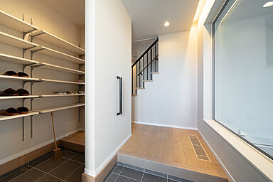 ヤマト住建株式会社の施工事例「和歌山県和歌山市|2階リビングで開放的なインナーガレージがある住まい」の画像5