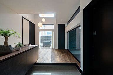 ヤマト住建株式会社の施工事例「滋賀県長浜市|中庭が暮らしを解き放つ。ひとりも、家族時間も心地よい住まい」の画像2