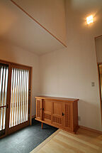 和風・和モダンスタイルの玄関 逆瀬川はうじんぐ株式会社の事例画像