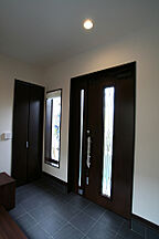 木の家スタイルの玄関 逆瀬川はうじんぐ株式会社の事例画像