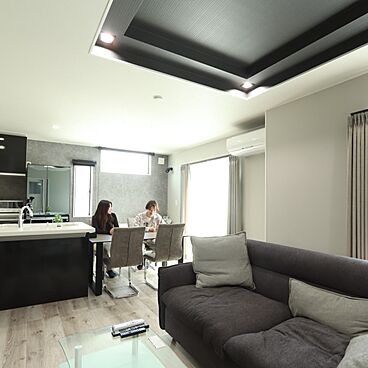 ワールドハウスの施工事例「グレー×モノトーンカラーのリビングが心地よいお家」の画像