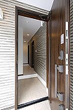 シンプルモダンスタイルの玄関 株式会社 ユーロプランニングの事例画像