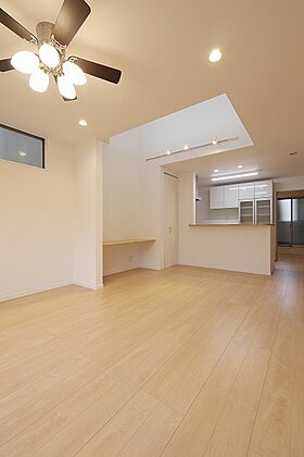 株式会社 ユーロプランニングの施工事例「光が届く吹抜けで明るい空間広がる家」の画像2