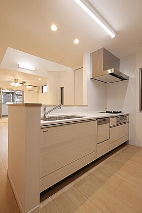 株式会社 ユーロプランニングの施工事例「光が届く吹抜けで明るい空間広がる家」の画像3