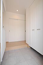 シンプルモダンスタイルの玄関 株式会社 ユーロプランニングの事例画像