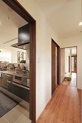 株式会社 ユーロプランニングの施工事例「風が通り抜ける眺望の良い家」の画像3