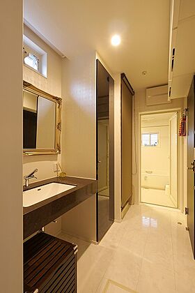 株式会社 ユーロプランニングの施工事例「高級に彩られた吹抜けのある家」の画像6