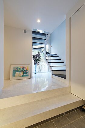 株式会社 ユーロプランニングの施工事例「高級感と開放感で快適な暮らしが叶う家」の画像1