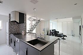 株式会社 ユーロプランニングの施工事例「高級感と開放感で快適な暮らしが叶う家」の画像2