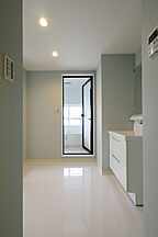 シンプルモダンスタイルの洗面所 株式会社 ユーロプランニングの事例画像