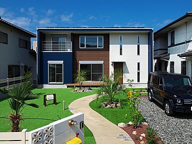 株式会社 ユーロプランニングの施工事例「南国風の青いキューブハウス」の画像