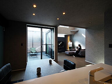 株式会社 ユーロプランニングの施工事例「オトナの黒でカッコ良くキメた家」の画像1