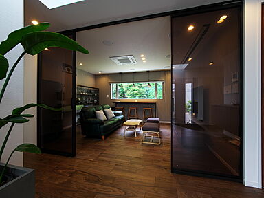 株式会社 ユーロプランニングの施工事例「緑の癒しに包まれて暮らす家」の画像2