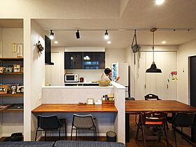 株式会社 ユーロプランニングの施工事例「勾配天井と小上がりで優しくゾーニングする家」の画像2