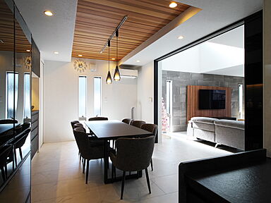 株式会社 ユーロプランニングの施工事例「3階まで続く吹抜けが出迎える家」の画像