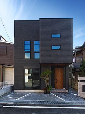 株式会社 ユーロプランニングの施工事例「玄関土間もリビングのように飾る家」の画像1