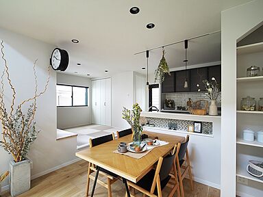 株式会社 ユーロプランニングの施工事例「三角屋根のニッチがかわいい家」の画像2