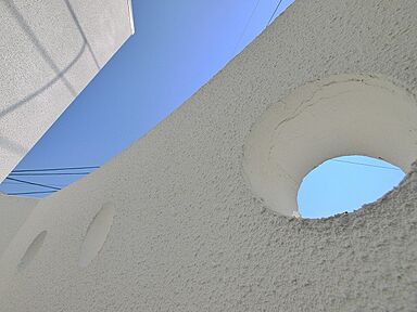 株式会社 ユーロプランニングの施工事例「美しい曲線を描いた漆喰の白壁の家」の画像6