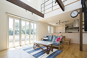 アルネットホーム 柏の葉展示場の施工事例「木の優しい質感が魅力!カリフォルニアテイストの家」の画像2