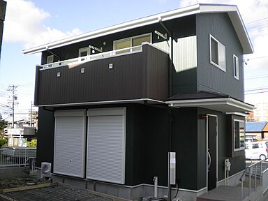リバウスホームの施工事例「愛知県東海市 森をイメージさせるグリーンハウス」の画像1