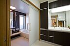 シンプルモダンスタイルの洗面所 リバウスホームの事例画像