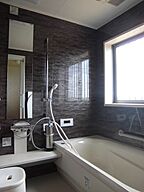 木の家スタイルの浴室 リバウスホームの事例画像