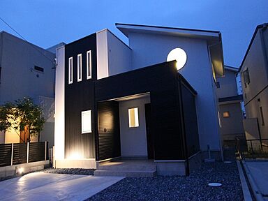 リバウスホームの施工事例「愛知県知多市 丸窓がアクセントのシンプルモダンハウス」の画像