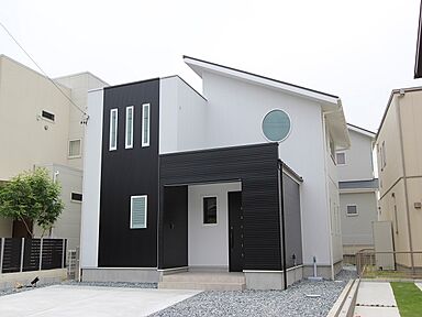リバウスホームの施工事例「愛知県知多市 丸窓がアクセントのシンプルモダンハウス」の画像1