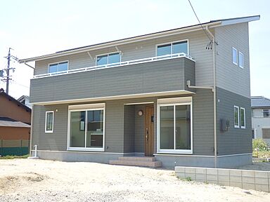 リバウスホームの施工事例「愛知県常滑市 こだわり空間のあるカラフルハウス」の画像