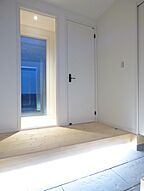 シンプルモダンスタイルの玄関 リバウスホームの事例画像