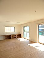 シンプルモダンスタイルのリビング リバウスホームの事例画像