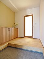 シンプルモダンスタイルの玄関 リバウスホームの事例画像