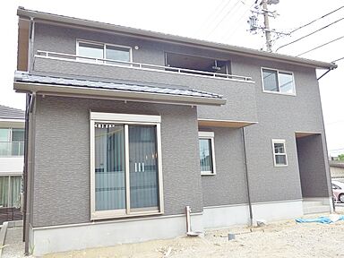 リバウスホームの施工事例「愛知県東海市 青色が散りばめられた落ち着きのある家」の画像1