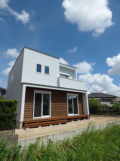 リバウスホームの施工事例「愛知県知多市 白と木目のモダンな家」の画像