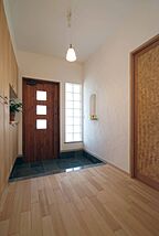 木の家スタイルの玄関 無添加住宅の事例画像