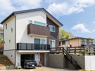 ミツヤジーホーム株式会社の施工事例「傾斜地を利用して、地階にビルトインガレージのある家」の画像