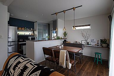 ミツヤジーホーム株式会社の施工事例「傾斜地を利用して、地階にビルトインガレージのある家」の画像5