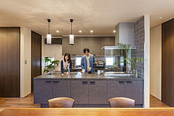 へーベルハウスの施工事例「モダンな3階建てのなかに、ヴィラのような心地よいリゾート空間が広がる家」の画像