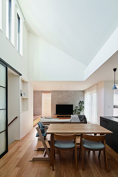 へーベルハウスの施工事例「開放的な吹き抜けのある2階LDKで共働き家族が一緒の時間を楽しむ」の画像1