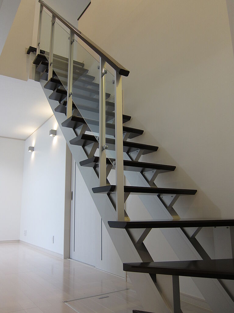 パナソニックビルダーズグループ「テクノホームヤマト」の公式画像_階段4