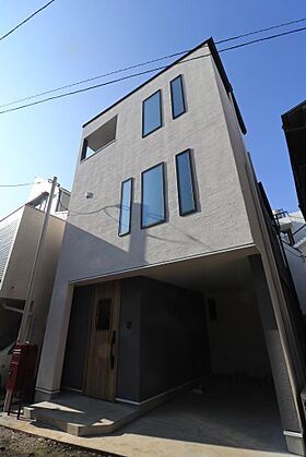 「施工エリア限定!」地元密着57年 株式会社伊庭工務店の施工事例「ゆとりのナチュラルリビングとガレージもある狭小地3階建ての家」のメイン画像