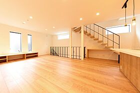 「施工エリア限定!」地元密着57年 株式会社伊庭工務店の施工事例「ゆとりのナチュラルリビングとガレージもある狭小地3階建ての家」の画像3