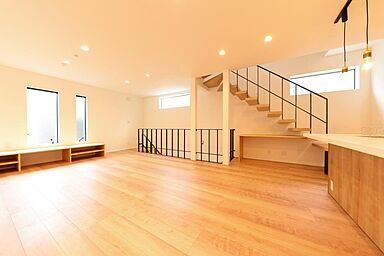 「施工エリア限定!」地元密着57年 株式会社伊庭工務店の施工事例「ゆとりのナチュラルリビングとガレージもある狭小地3階建ての家」の画像3