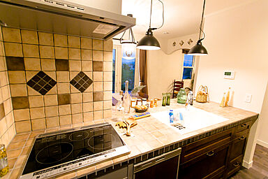 丸和建設株式会社の施工事例「【鹿児島市 2階建て】34.31坪 丘にたたずむ南欧風スローライフが楽しめる家」の画像2