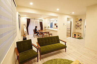 丸和建設株式会社の施工事例「【鹿児島市 2階建て】31.12坪 15畳の広々としたリビングがある家」の画像